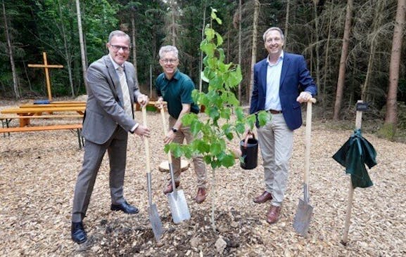 Friolzheims Bürgermeister Michael Seiß, ForstBW-Vorstandsvorsitzender Max Reger und FriedWald-Geschäftsführer Matthias Laufer (v.l.n.r.) pflanzen den Eröffnungsbaum