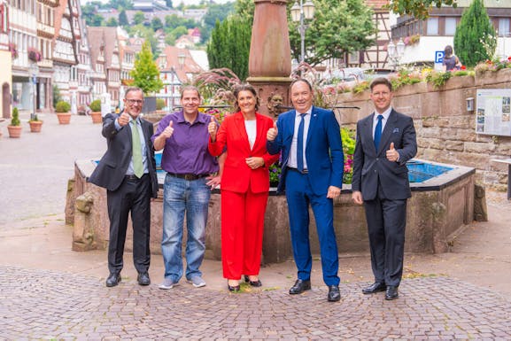 Von links nach rechts: Michael Seiß (Bürgermeister Gemeinde Friolzheim), Rainer Schwämmle (Geschäftsführer Energie Friolzheim), Petra Wißmann (Geschäftsführerin Energie Friolzheim), Horst Graef (Geschäftsführer ENCW-Gruppe), Christian Flack