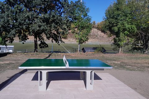 Tischtennisplatte auf dem Festplatz