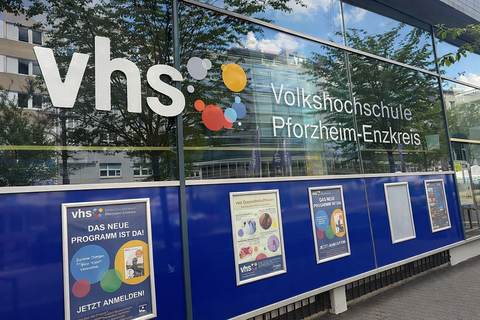 Fassade der Zentrale der VHS Pforzheim/Enzkreis