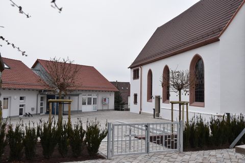 Evang. Kirche und Gemeindehaus